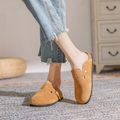 Chanclas francesas de estilo retro, confeccionadas en piel auténtica y con la punta cerrada.