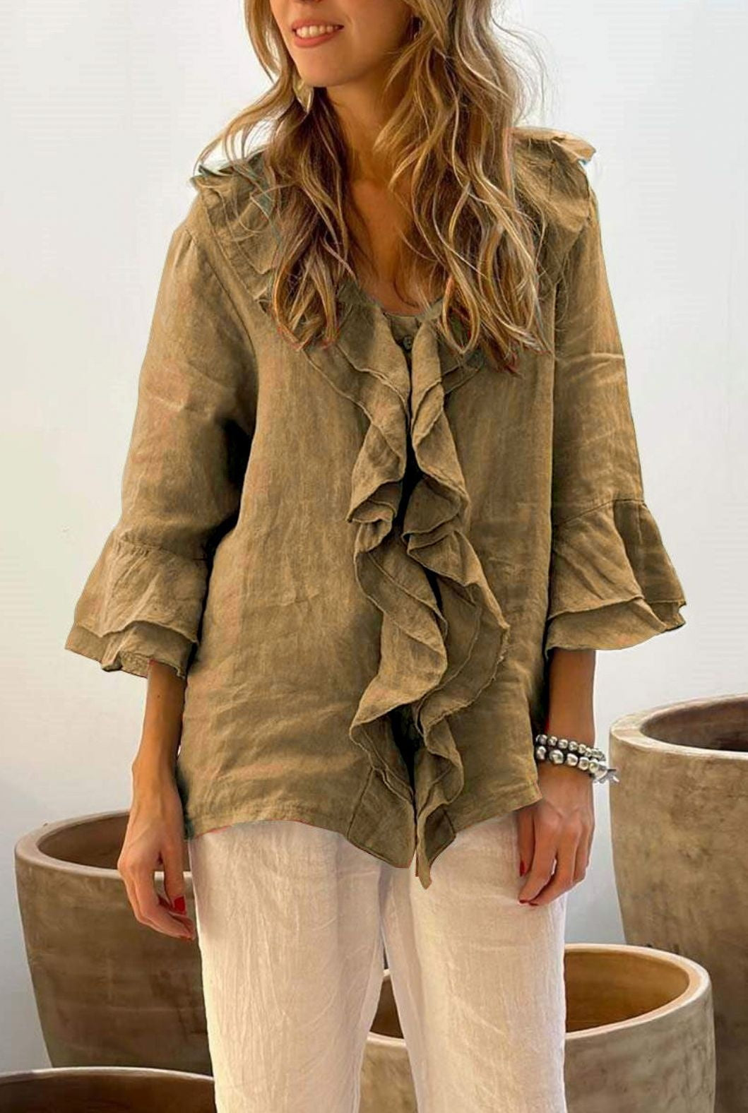 Blusa com decote em V e mangas franzidas