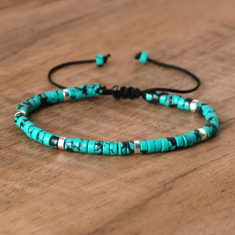 Türkisfarbenes Perlenarmband mit verstellbarem Verschluss auf Holztisch, modisches Accessoire.