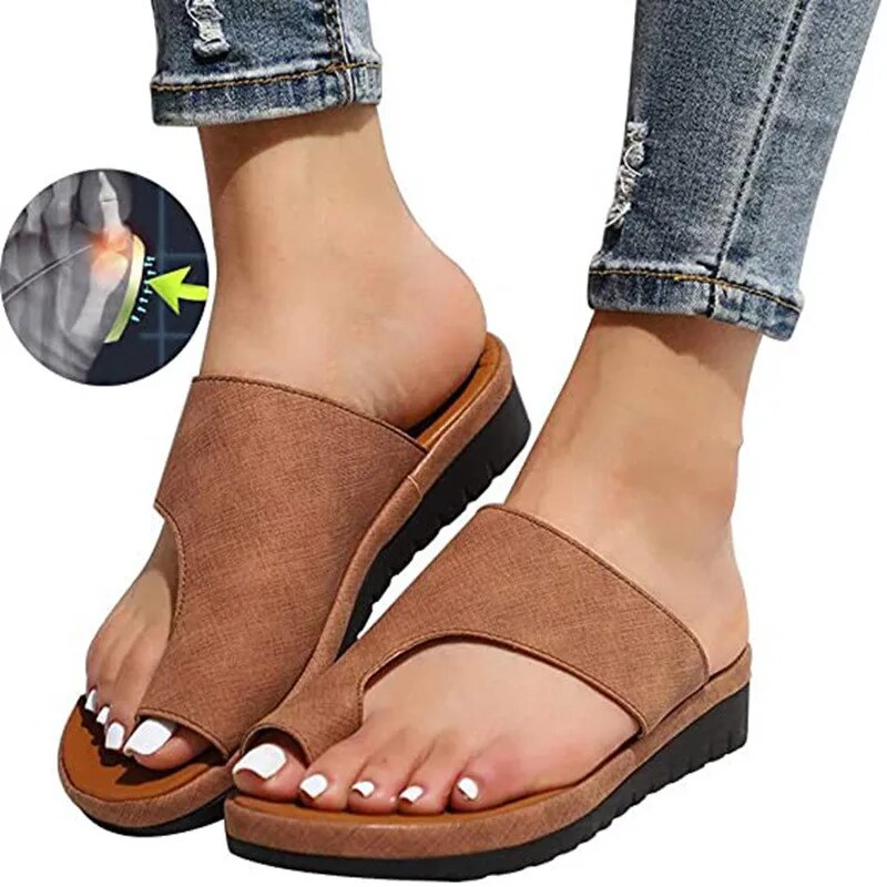 Brune ortopædiske sandaler til kvinder, komfortabelt design med kilehæl, bæres med jeans. Ideel til støtte og daglig brug.
