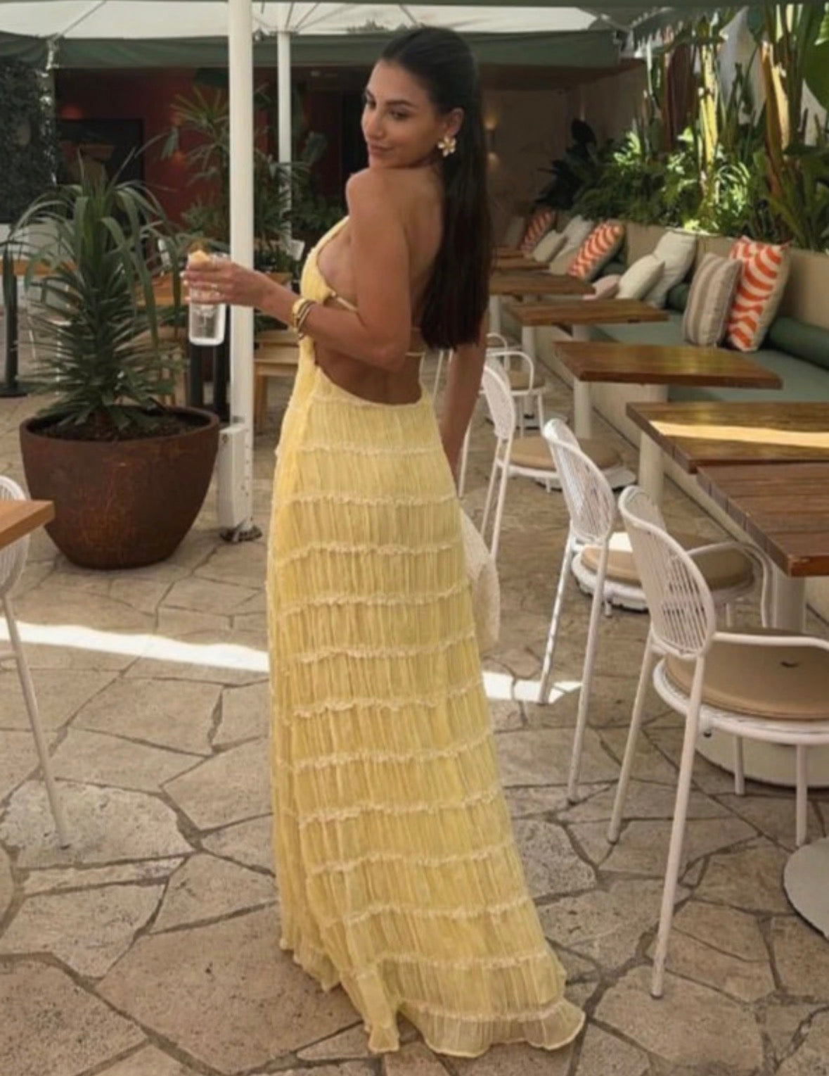 Vestido con espalda descubierta