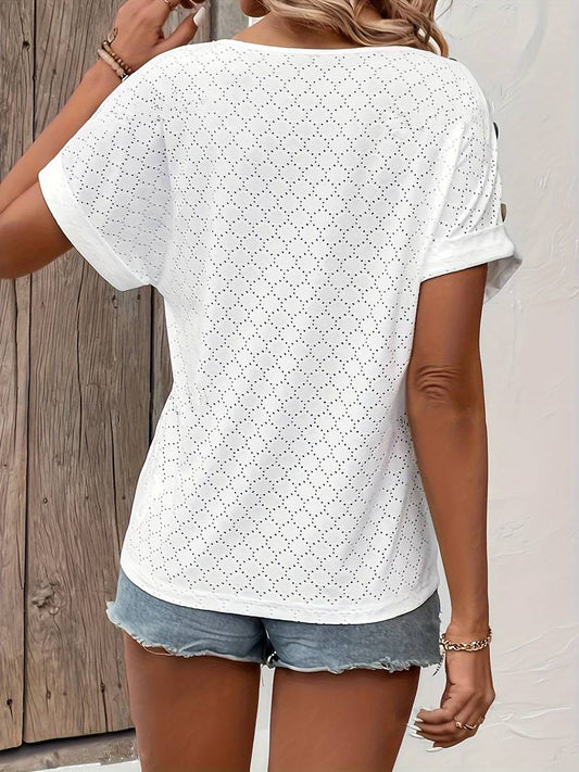Hedda | T-shirt med V-hals og knapdetaljer til damer | Komfortabel og moderne T-shirt