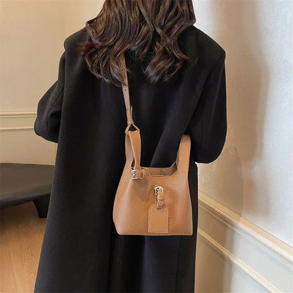 Vegane Leder Mini-Beuteltasche mit verstellbarem Riemen
