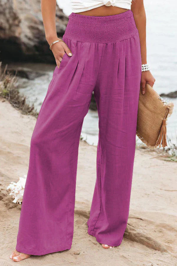 Pantalon large femme violet, taille haute, en lin, style décontracté, bord de mer. Mode estivale, tenue confortable, élégance décontractée.