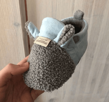 Weiche rutschfeste Lauflernschuhe für Babys mit Lamm-Motiv – Winterzauber Schrittchenwarm