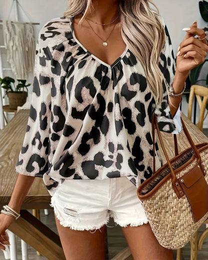 Leona – Klassieke luipaardprint blouse met V-hals en lange mouwen
