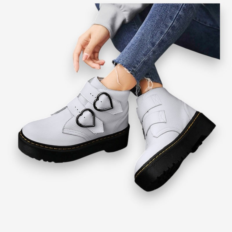Daisy – Women's Boots with Round Toe and Heart-Shaped Buckle
