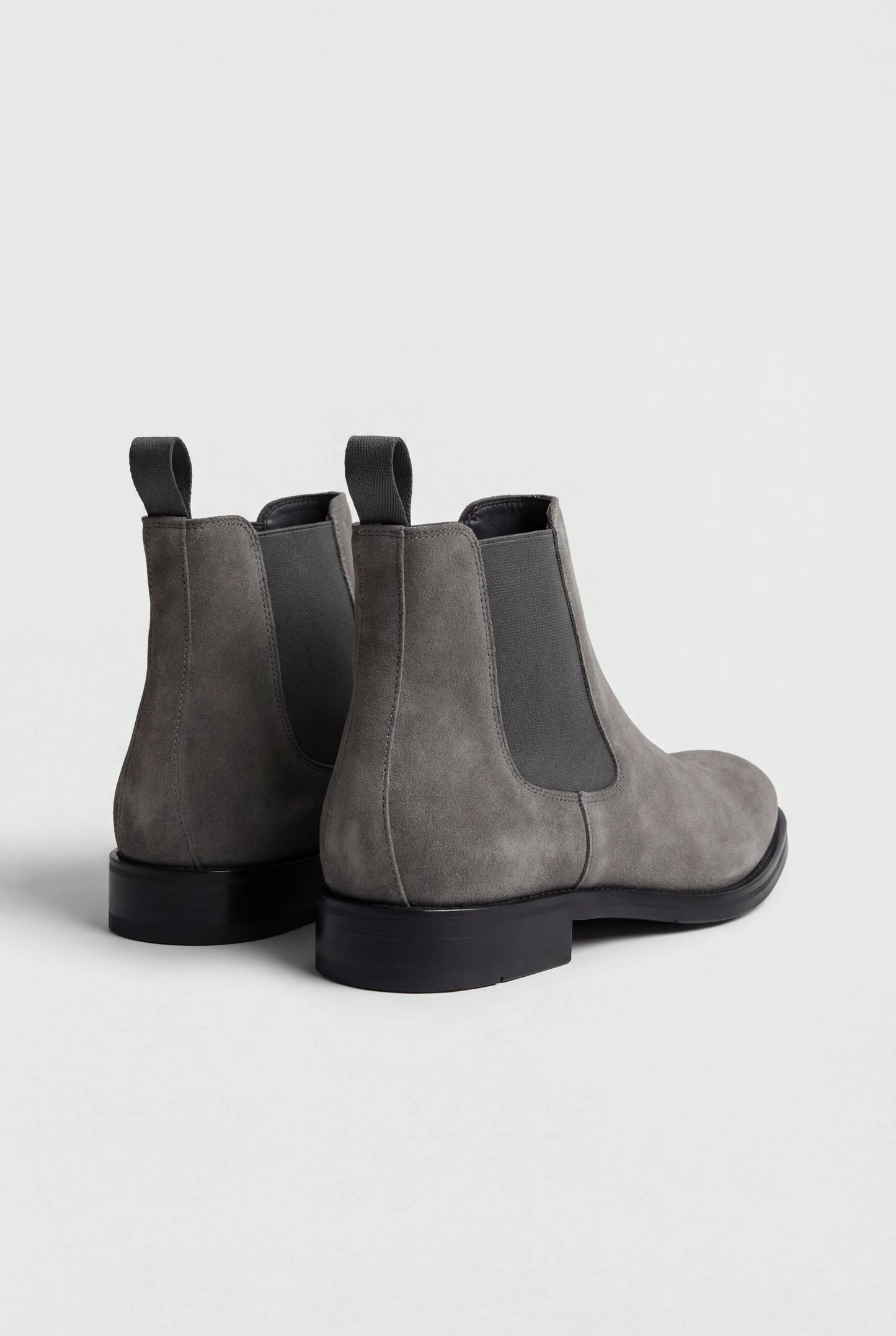 Chelsea Boots til Mænd i Ruskind med Elastiske Sidepaneler - Grå - Boots - Valmont Wear