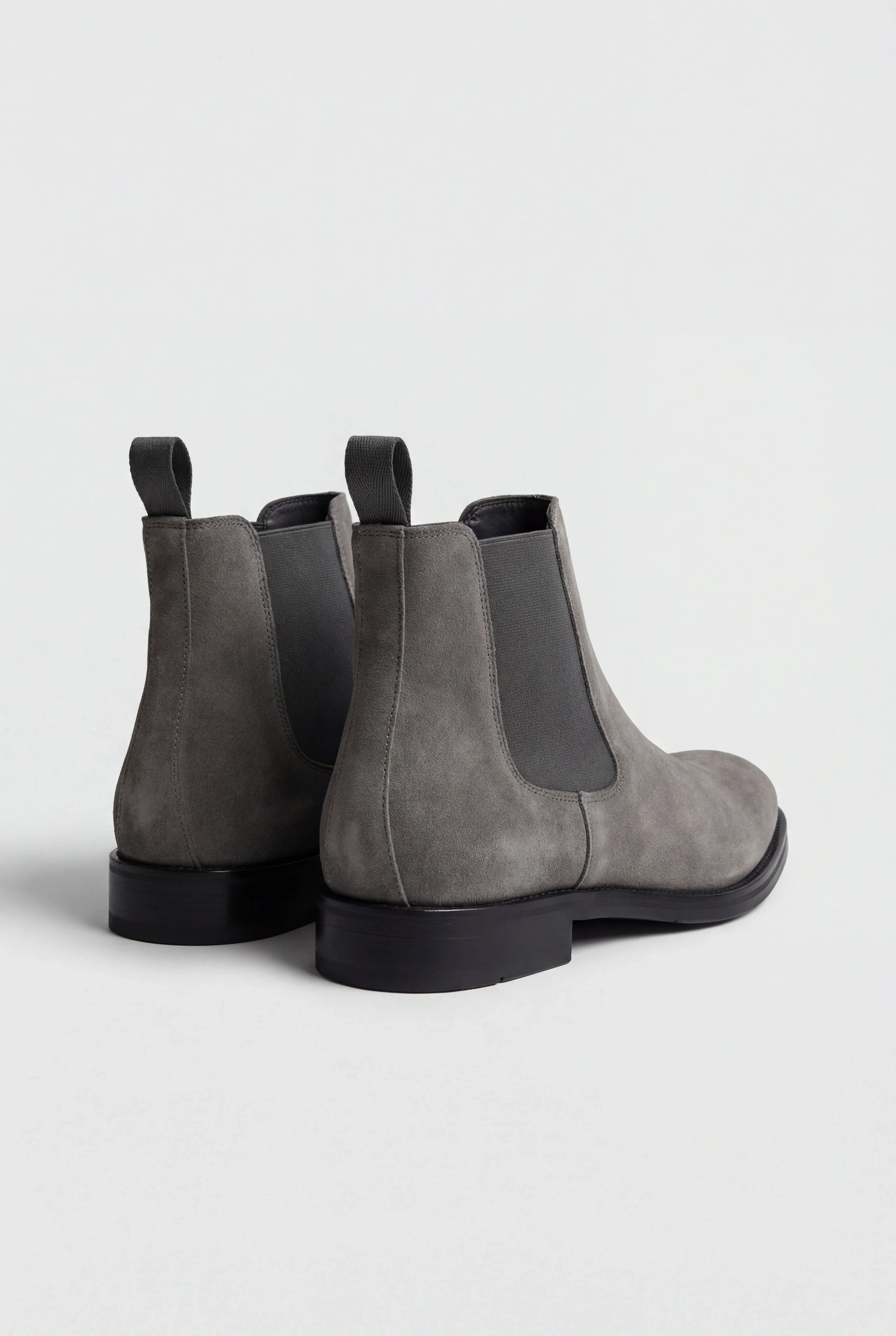 Chelsea Boots til Mænd i Ruskind med Elastiske Sidepaneler - Grå - Boots - Valmont Wear