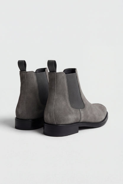 Chelsea Boots til Mænd i Ruskind med Elastiske Sidepaneler - Grå - Boots - Valmont Wear