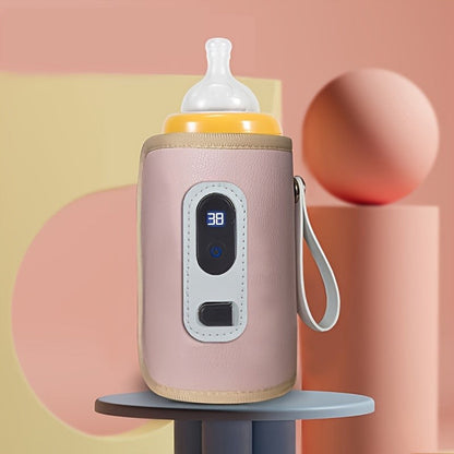 Chauffe-biberon portable rose avec affichage numérique de température, posé sur une table bleue, fond géométrique pastel. Accessoire bébé pratique.