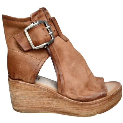 Sandales compensées à bout ouvert avec détail boucle