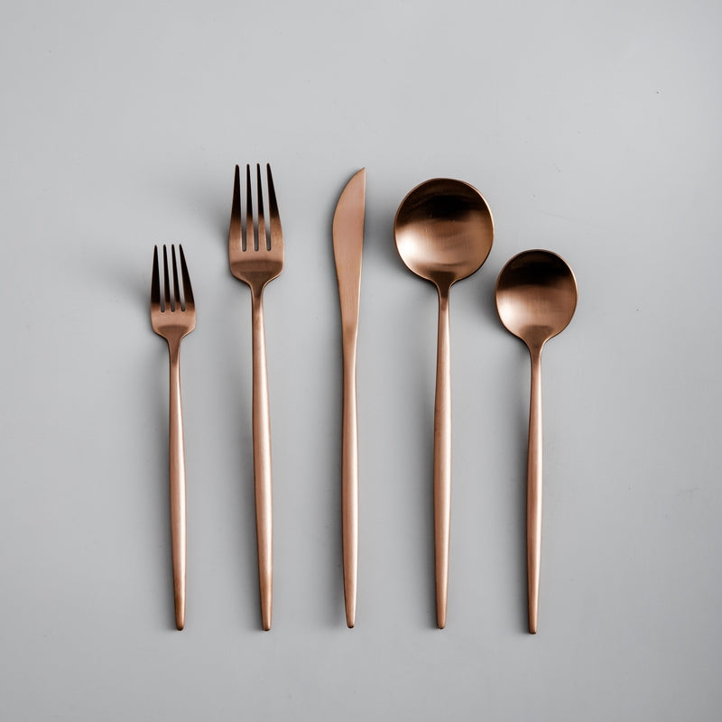 Minimalistisches Edelstahl-Besteckset mit mattem Finish