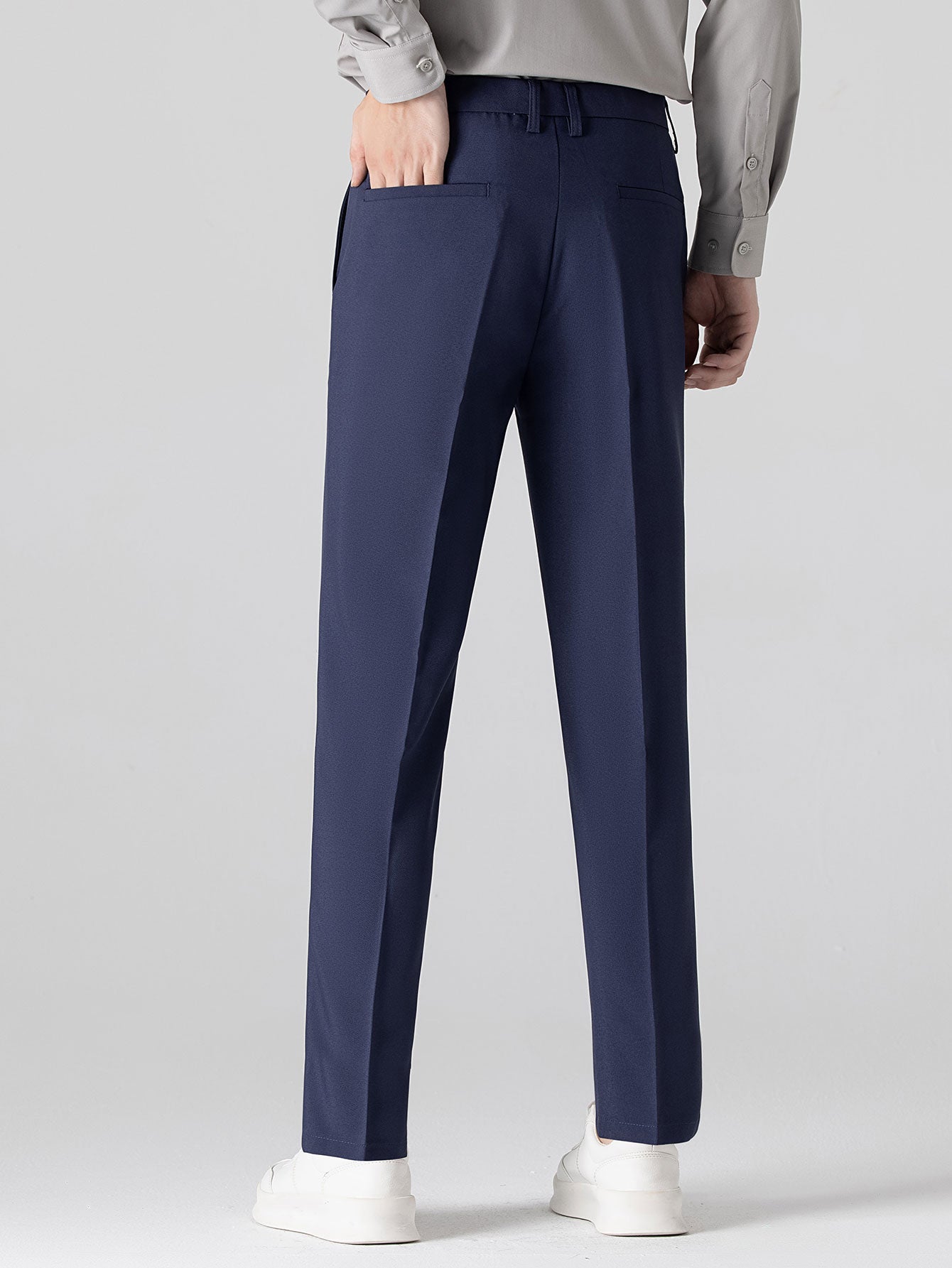 Schlanke Slim-Fit-Hose mit konisch zulaufendem Bein für einen modernen, geradlinigen Look