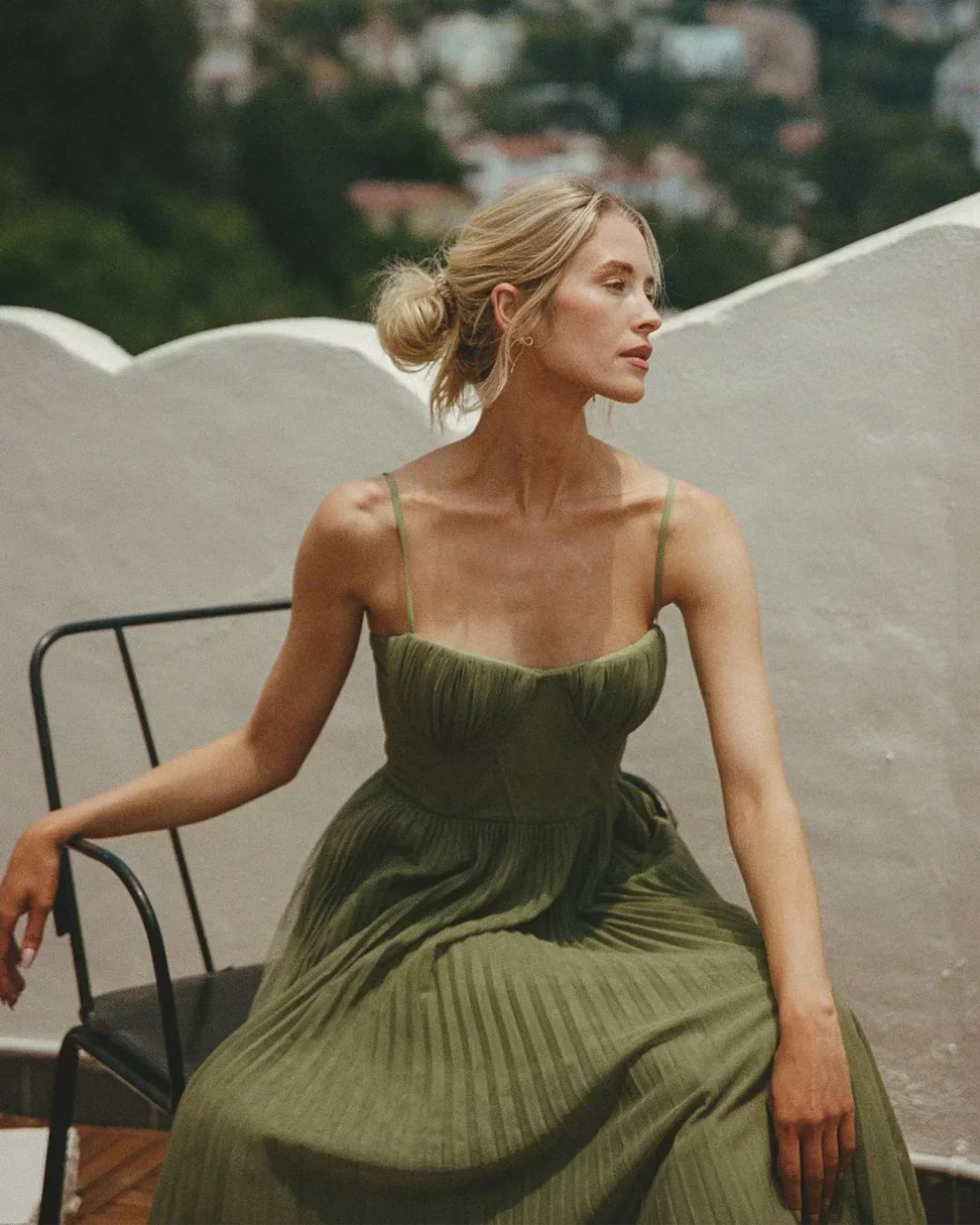 Lara - Moderna Elegancija S Otvorenim Leđima