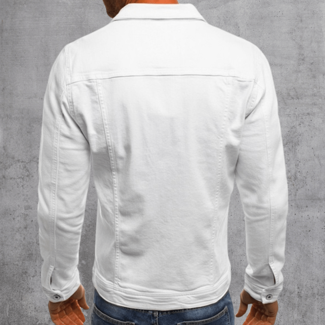 Veste en jean blanche pour homme vue de dos, style décontracté, manches longues, sur fond gris. Mode masculine, tendance, vêtement moderne.