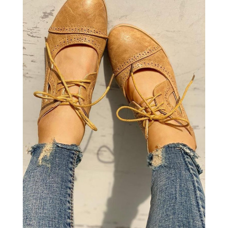 Clara – Chaussures tendance à talon bloc et conception découpé