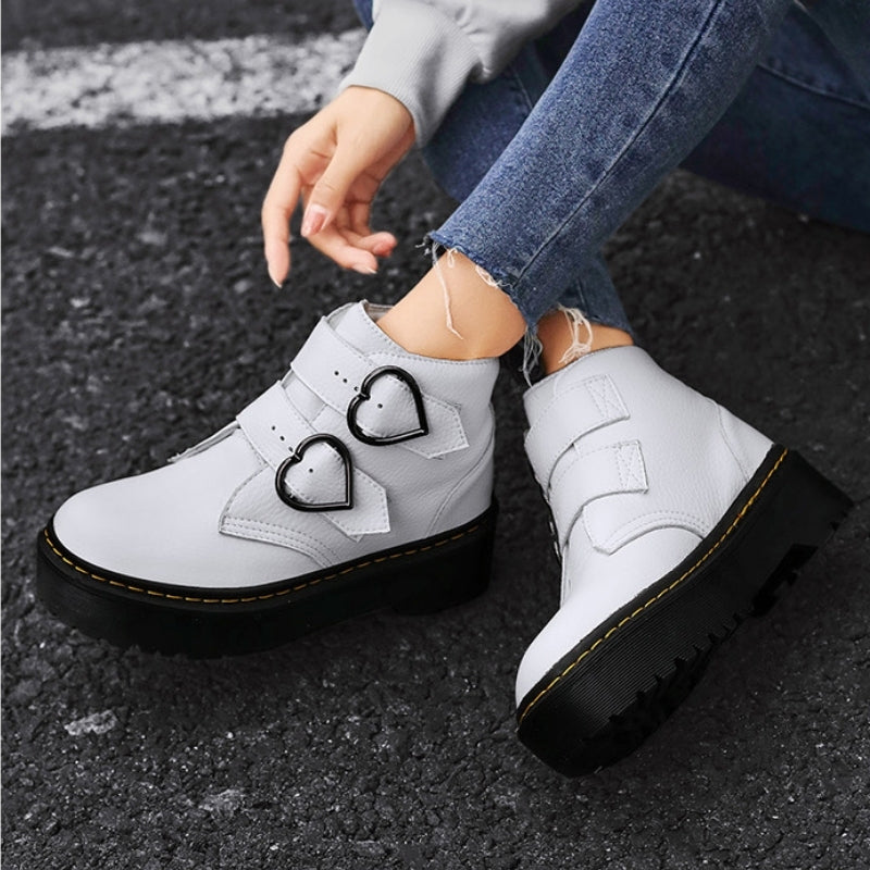 Daisy – Women's Boots with Round Toe and Heart-Shaped Buckle