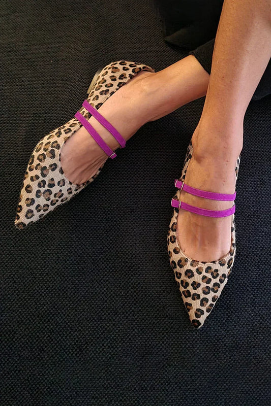 LEOPARDEN-DECOLLETÉ MIT DOPPELTEM RIEGEL
