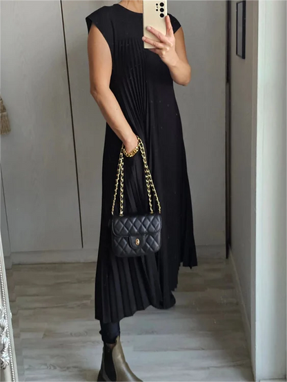 Ashna | Plissiertes ärmelloses Kleid in minimalistischer Eleganz