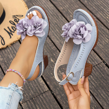 Laiva | Sandalen mit Blütenapplikation und Blockabsatz