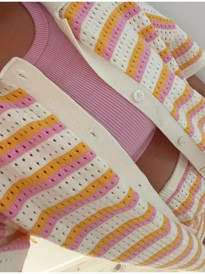 Haut en dentelle avec boutons et short assorti