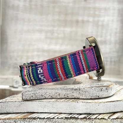 Uhr mit mehrfarbigem Regenbogen-Muster & Geflochtenem Band – Elyvra