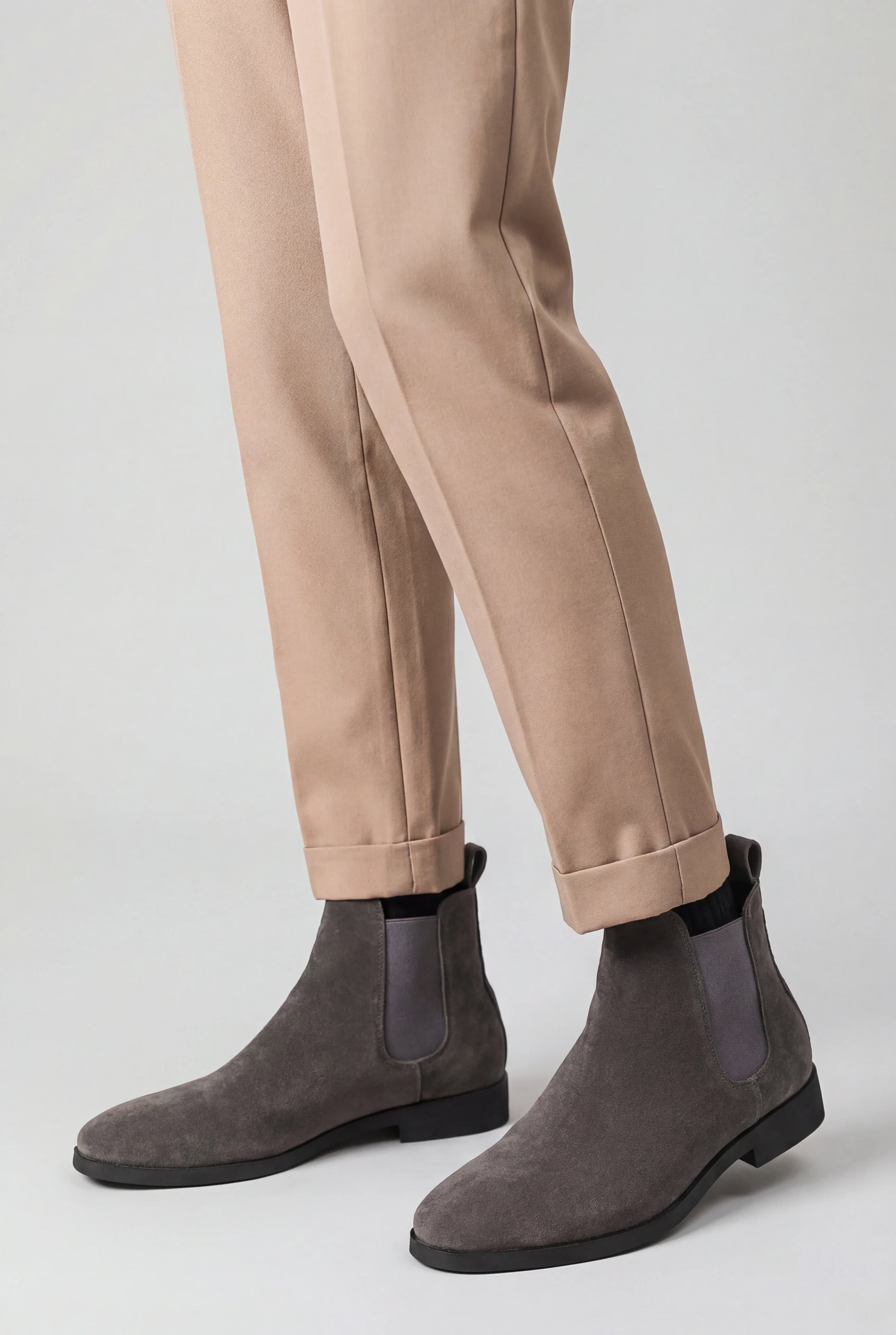 Chelsea Boots til Mænd i Ruskind med Elastiske Sidepaneler - Grå - Boots - Valmont Wear