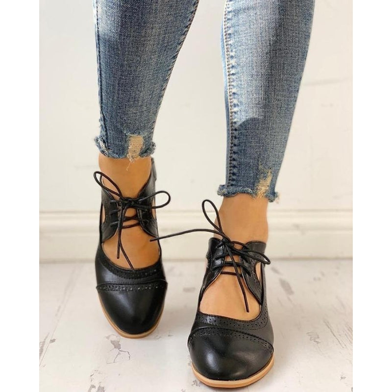 Clara – Chaussures tendance à talon bloc et conception découpé