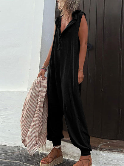 Mette - Halvknapet jumpsuit med hætte og uden ærmer