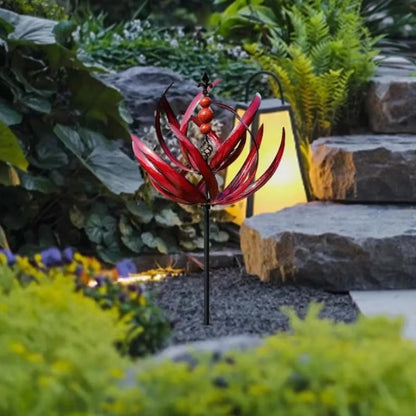 Gartenspinne aus Metall mit windgetriebener Rotation