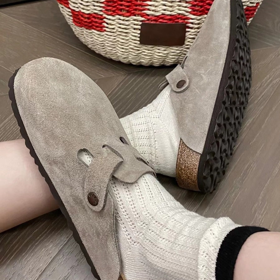 Chanclas francesas de estilo retro, confeccionadas en piel auténtica y con la punta cerrada.