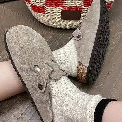 Chanclas francesas de estilo retro, confeccionadas en piel auténtica y con la punta cerrada.