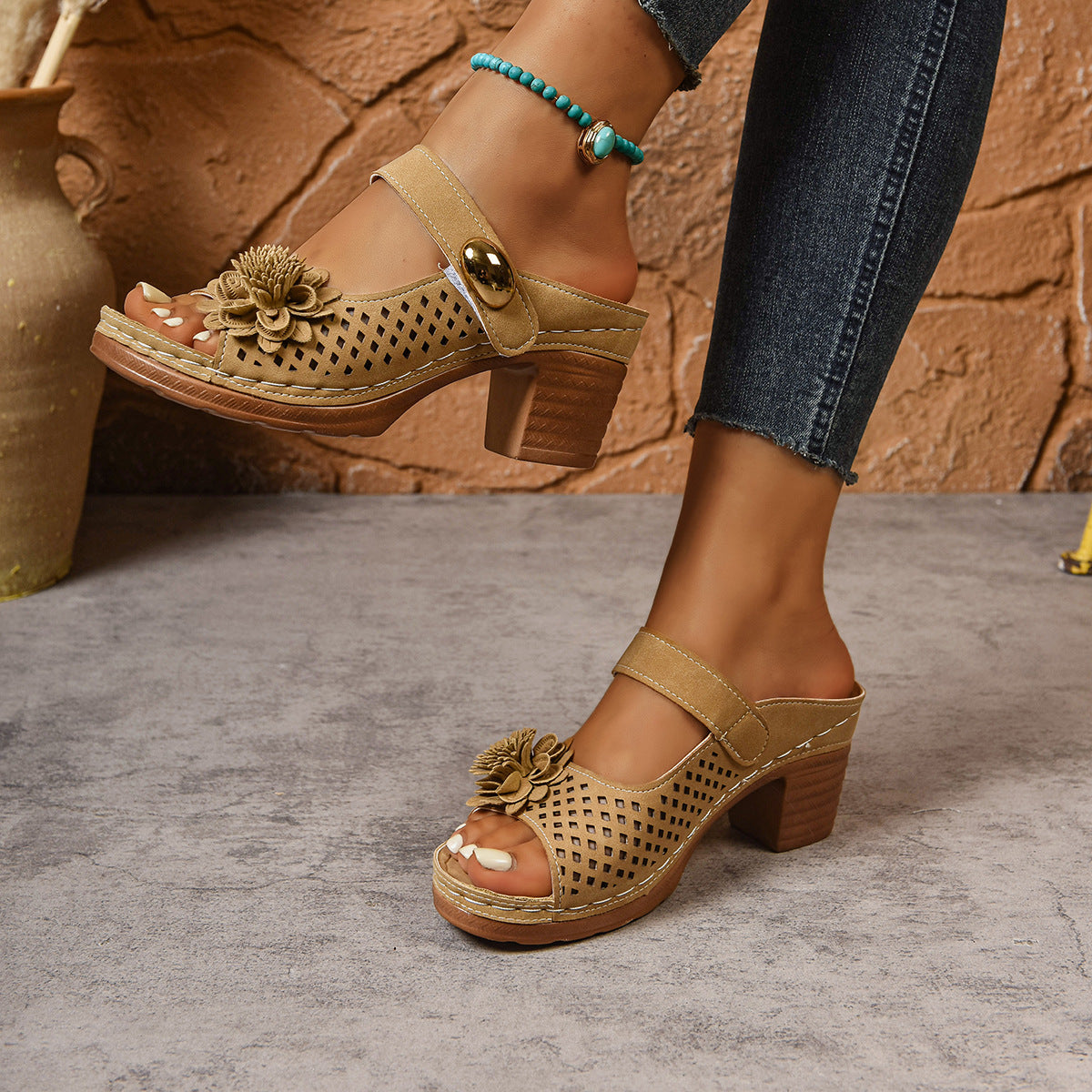 Dissie | Orthopädische Sandalen mit Absatz und Blütenapplikation