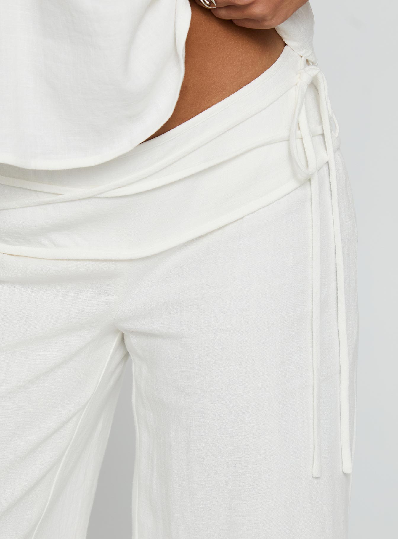 Daniela | Pantalón wide leg fluido con detalle cruzado