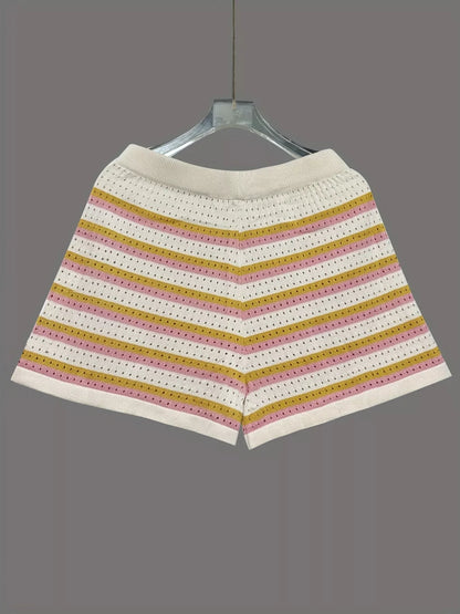 Haut en dentelle avec boutons et short assorti