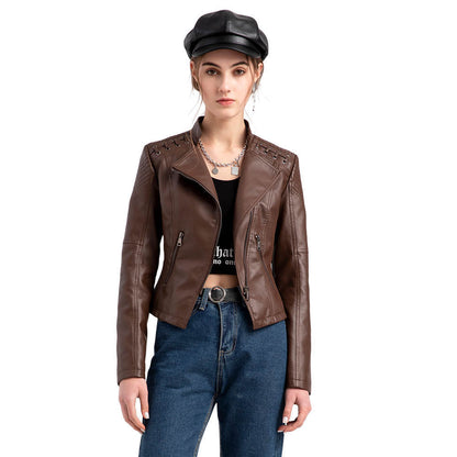 Femme portant une veste en cuir marron, jean bleu et casquette noire. Mode automne, style urbain chic, tendance vestimentaire féminine.