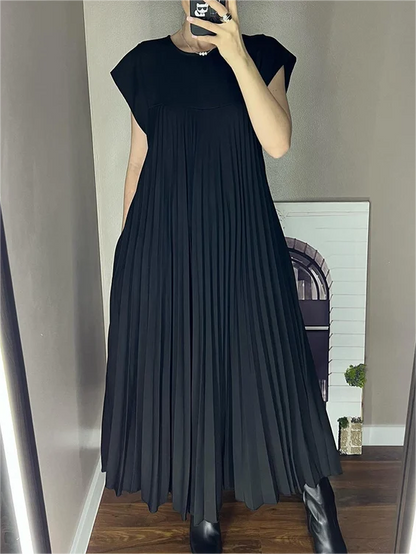 Ashna | Plissiertes ärmelloses Kleid in minimalistischer Eleganz