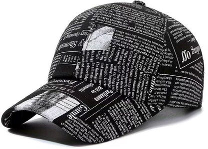 Zwart wit krantenprint baseball pet dames en heren – cap met tekst print en gebogen klep – verstelbare vintage stijl baseball pet – zwarte casual pet met all over print voor dagelijks gebruik