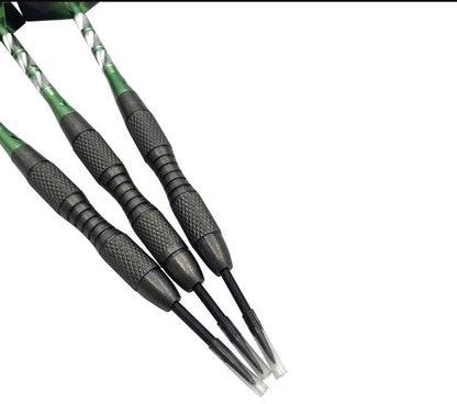 Groen zwarte dartpijlen set 22g met metalen barrel en gegraveerd patroon – darts voor heren en dames – dartpijlen met aluminium schacht, groene flights en geribbelde grip – set van 3 darts voor entertainment en spellen