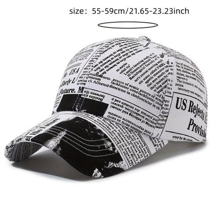 Zwart wit krantenprint baseball pet dames en heren – cap met tekst print en gebogen klep – verstelbare vintage stijl baseball pet – zwarte casual pet met all over print voor dagelijks gebruik
