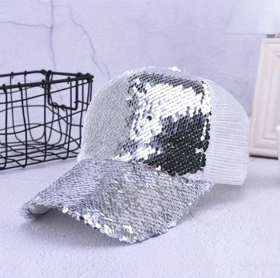 Zilver kleurige pailletten baseball pet dames – glanzende cap met kleurveranderende pailletten en mesh achterkant – verstelbare trucker pet met gebogen klep – opvallende dames pet voor feest en outdoor