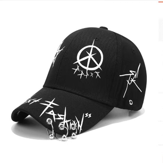 Zwart wit graffiti baseball pet dames en heren – cap met print, metalen ringen en gebogen klep – verstelbare hip hop baseball pet met streetwear design – zwarte casual pet met decoratieve details