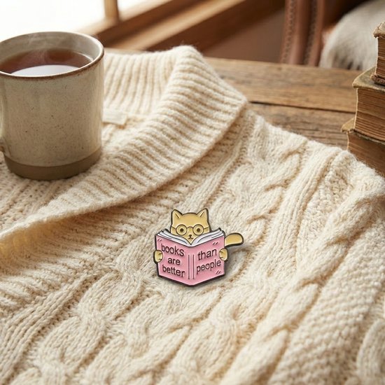 8721438366880 Schattige Kattenbroche met Boek – “Books Are Better Than People” Emaille Pin