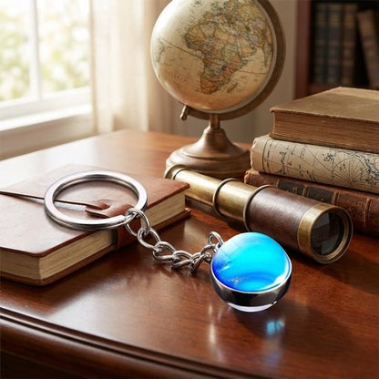 Zilverkleurige ronde sleutelhanger met planeet Neptunus afbeelding – sleutelhanger voor dames en heren – metalen keychain met blauwe planeet hanger en schakel ketting