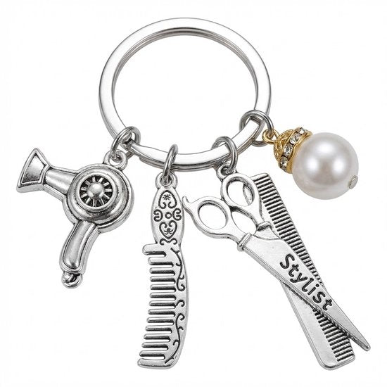 8721438355679 Zilverkleurige metaal sleutelhanger dames en heren met kappers charms – schaar, kam en föhn hanger met parel detail – stylist keychain voor kappers en hairstylists