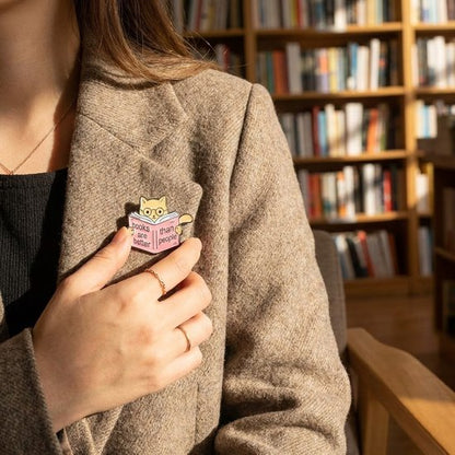 8721438366880 Schattige Kattenbroche met Boek – “Books Are Better Than People” Emaille Pin