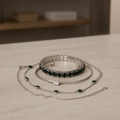 Set van 4 zilverkleurige armbanden voor dames – mix van schakel-, elastiek- en bangle designs met groene en transparante sierstenen