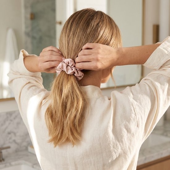Set van 6 scrunchies dames – zachte stof haar elastiekjes – rimpel design – diverse neutrale kleuren – geschikt voor dagelijks gebruik – 6 stuks