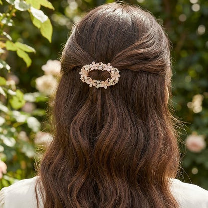 Beige bloemen haarclip dames – goudkleurige haarspeld met bloem decoratie en strass steentjes – elegante rechthoekige haar clip